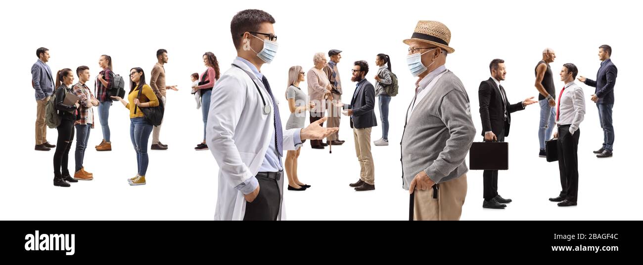 Médecin parlant à un patient mâle âgé avec un masque médical et un groupe de personnes parlant derrière isolé sur fond blanc Banque D'Images