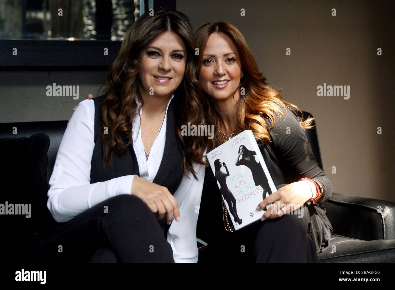 MEXIQUE, D.F. MEXIQUE – FEBRERO 06: Martha Carrillo y Andrea Legarreta promocionan su lipo titulado “Tacones altos, corazones apasionados”, que trata t Banque D'Images