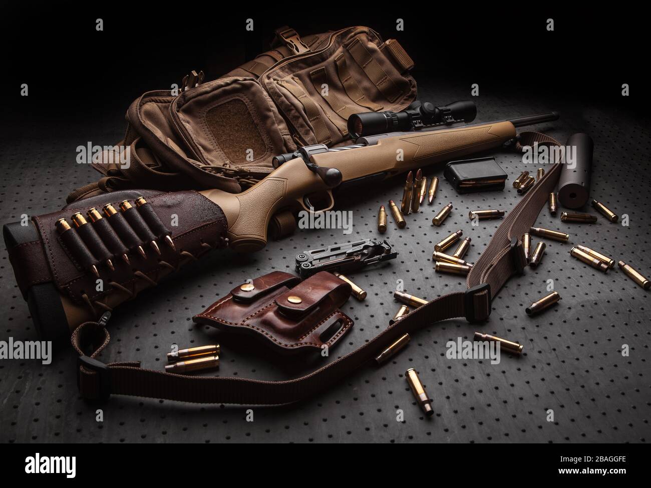 Vis moderne carabine de petit calibre .22Lr sur un fond sombre. Un fusil à  lunette de tir, cartouches pour elle et un couteau de chasse. Hunter kit  Photo Stock - Alamy