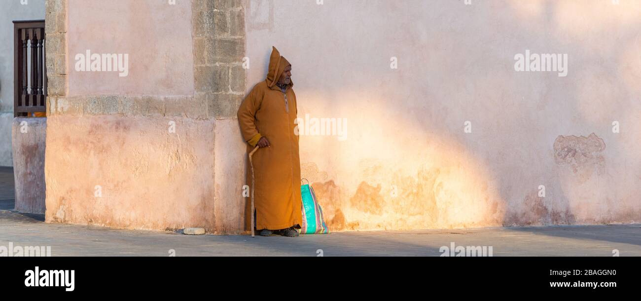 Essaouira, Maroc - 17 novembre 2019 : un homme dans une rue typique marocaine de Djellaba Banque D'Images