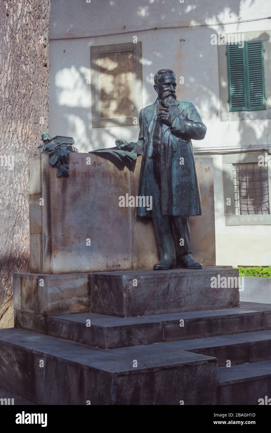 Statue d'Ulisse Dini, mathématicien et politicien italien de la fin du XIXe et du début du XXe siècle. À la Piazza dei Cavalieri, à côté de la Scuola Norma Banque D'Images