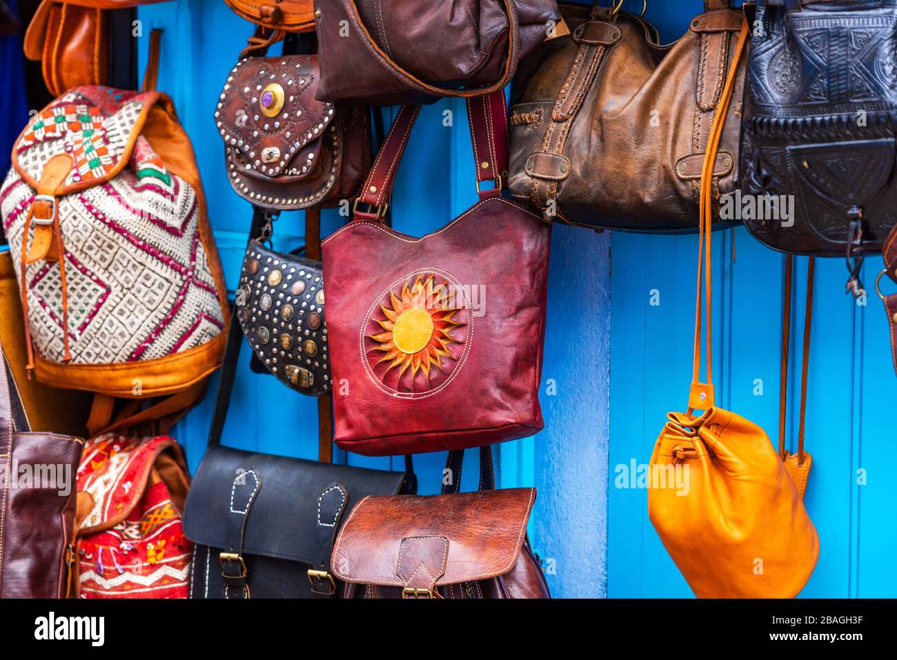 Sac en cuir dans le magasin, Chefchaouen, Maroc Photo Stock - Alamy