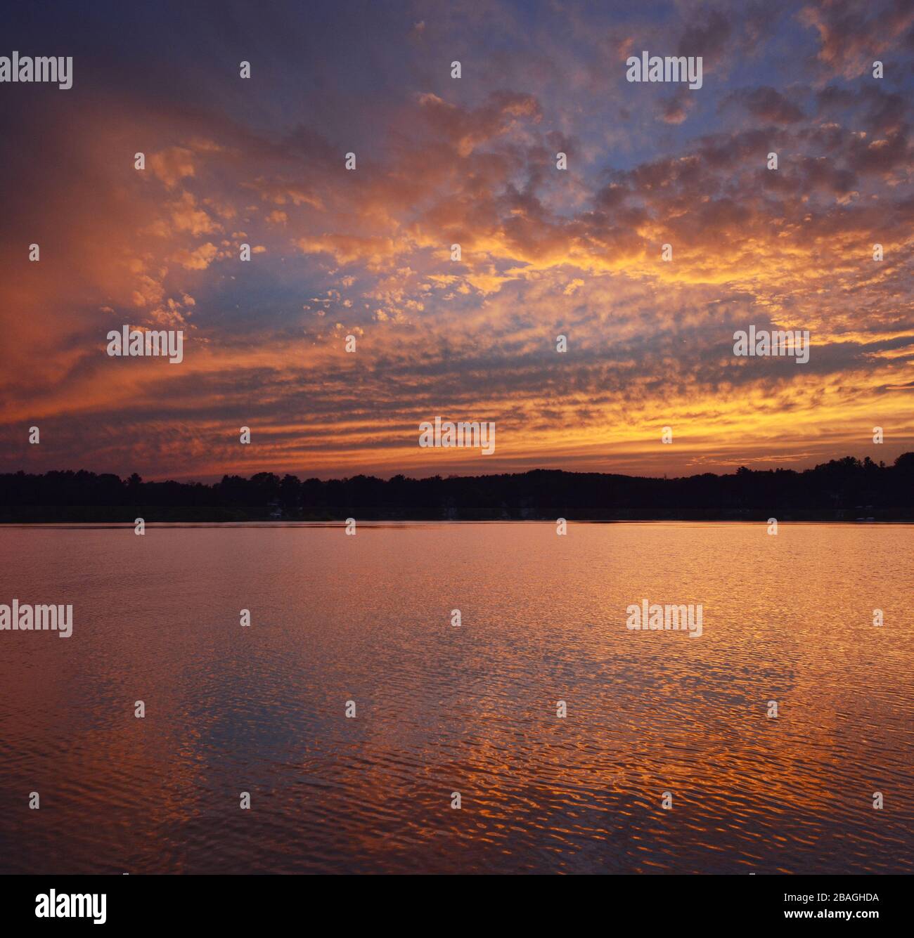 Magnifique coucher de soleil sur Silver Lake près de traverse City, Michigan. Banque D'Images