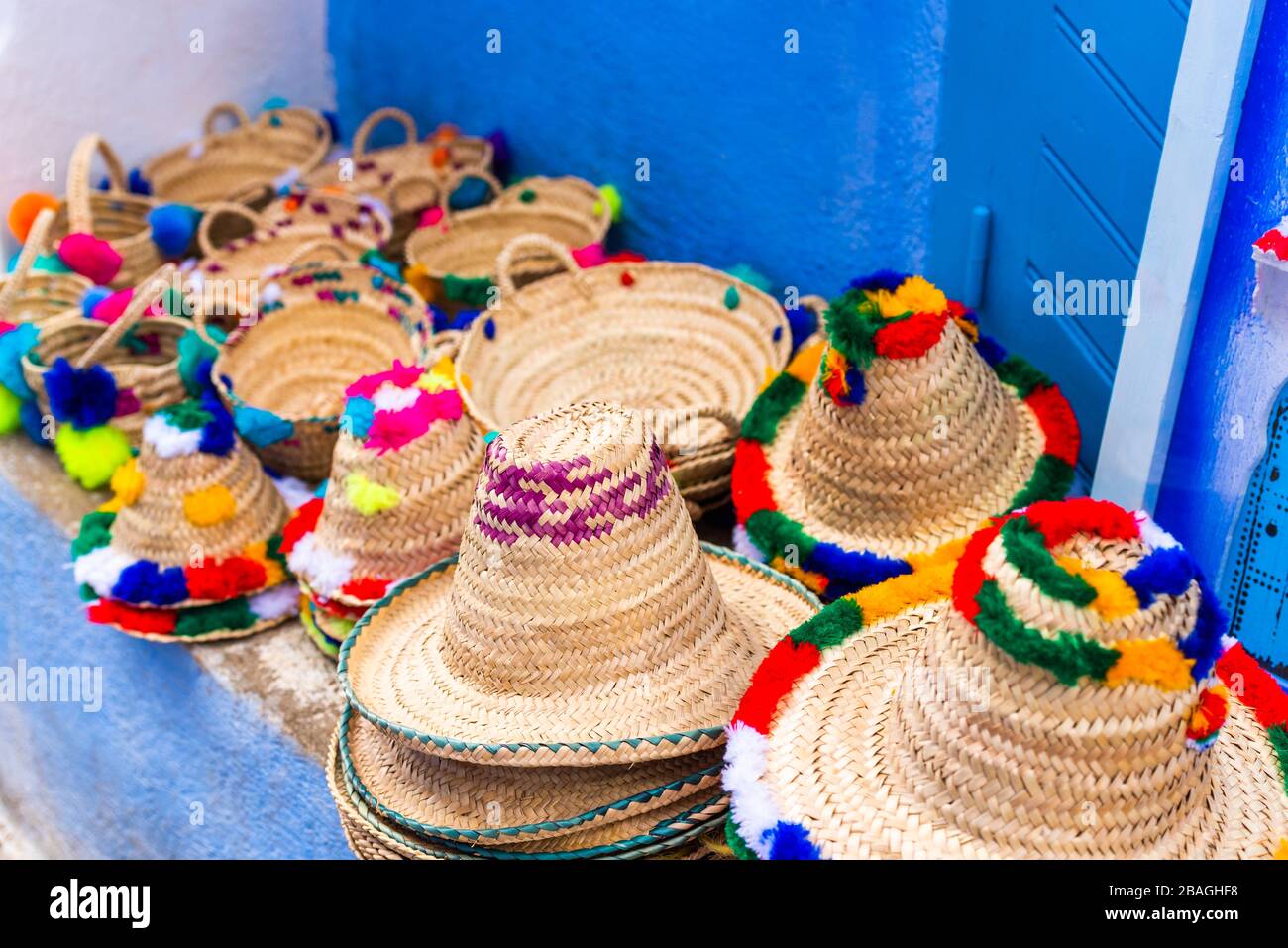 Chapeaux marocains dans le magasin, Chefchaouen, Maroc. Avec mise au point  sélective Photo Stock - Alamy