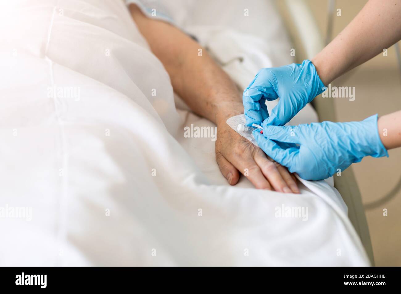 Image recadrée de patient avec perfusion IV à l'hôpital Banque D'Images