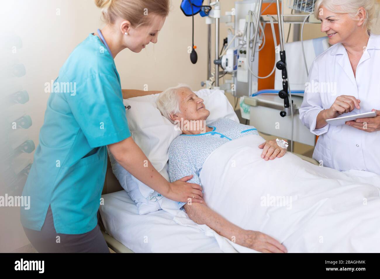 Patient senior avec médecin et infirmière à l'hôpital Banque D'Images