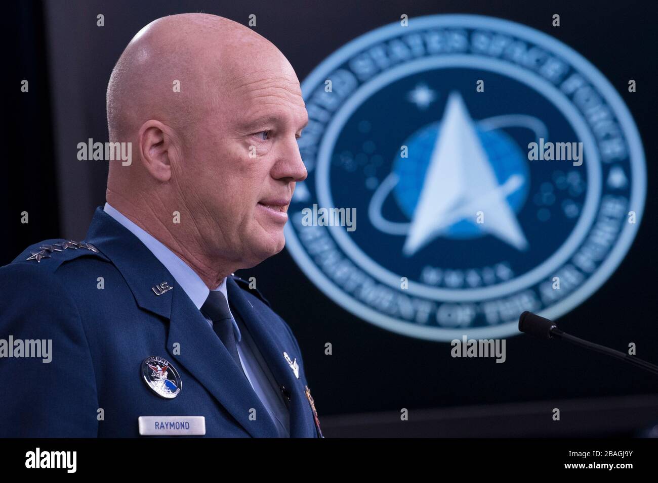 Le chef des opérations spatiales de la Force spatiale américaine et commandant du Commandement spatial américain, général de la Force aérienne John W. Raymond, a fait des mémoires aux journalistes sur la pandémie COVID-19 au Pentagone le 27 mars 2020 à Arlington, en Virginie. Banque D'Images