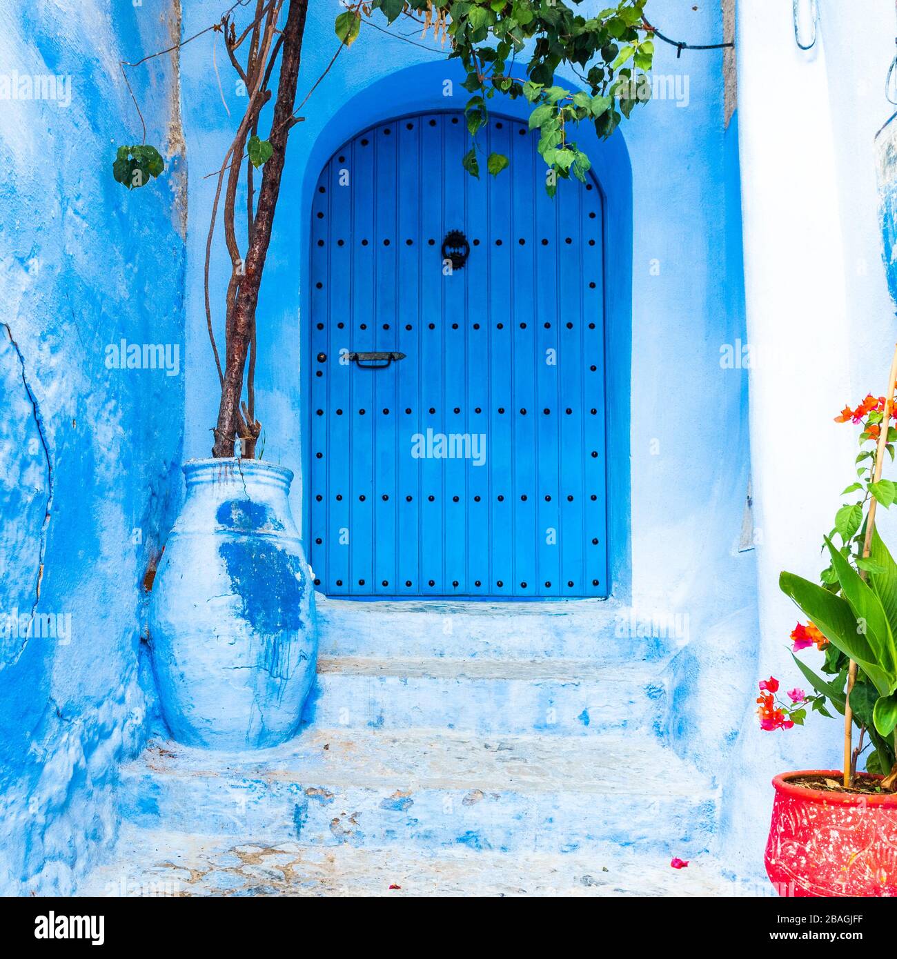 Porte marocaine traditionnelle dans la ville bleue Chefchaouen, Maroc. Banque D'Images