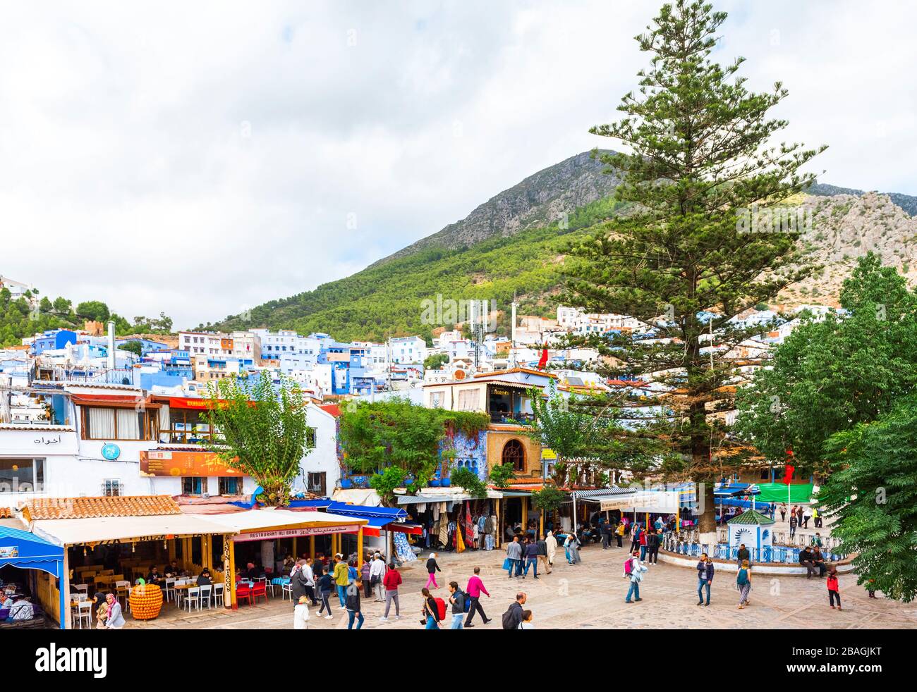 Chefchaouen, Maroc - 4 novembre 2019 : vue sur la Plaza Uta el-hammam Banque D'Images