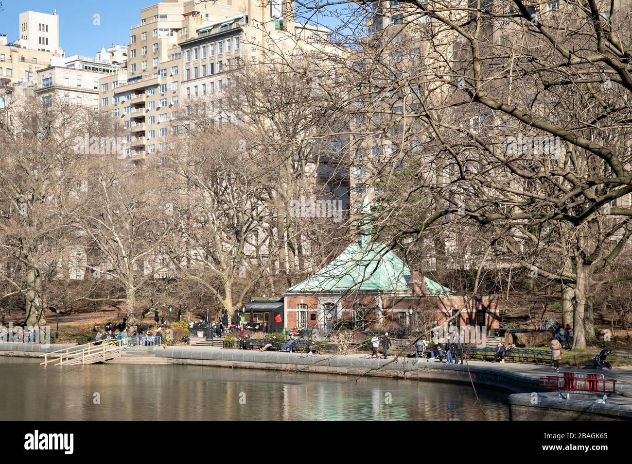 Conservatory Pond dans Central Park, New York. Banque D'Images