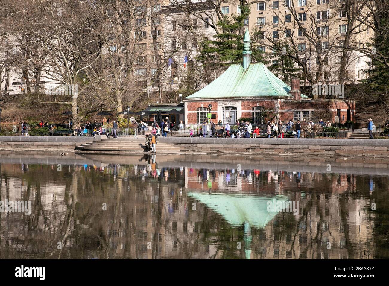 Conservatory Pond dans Central Park, New York. Banque D'Images