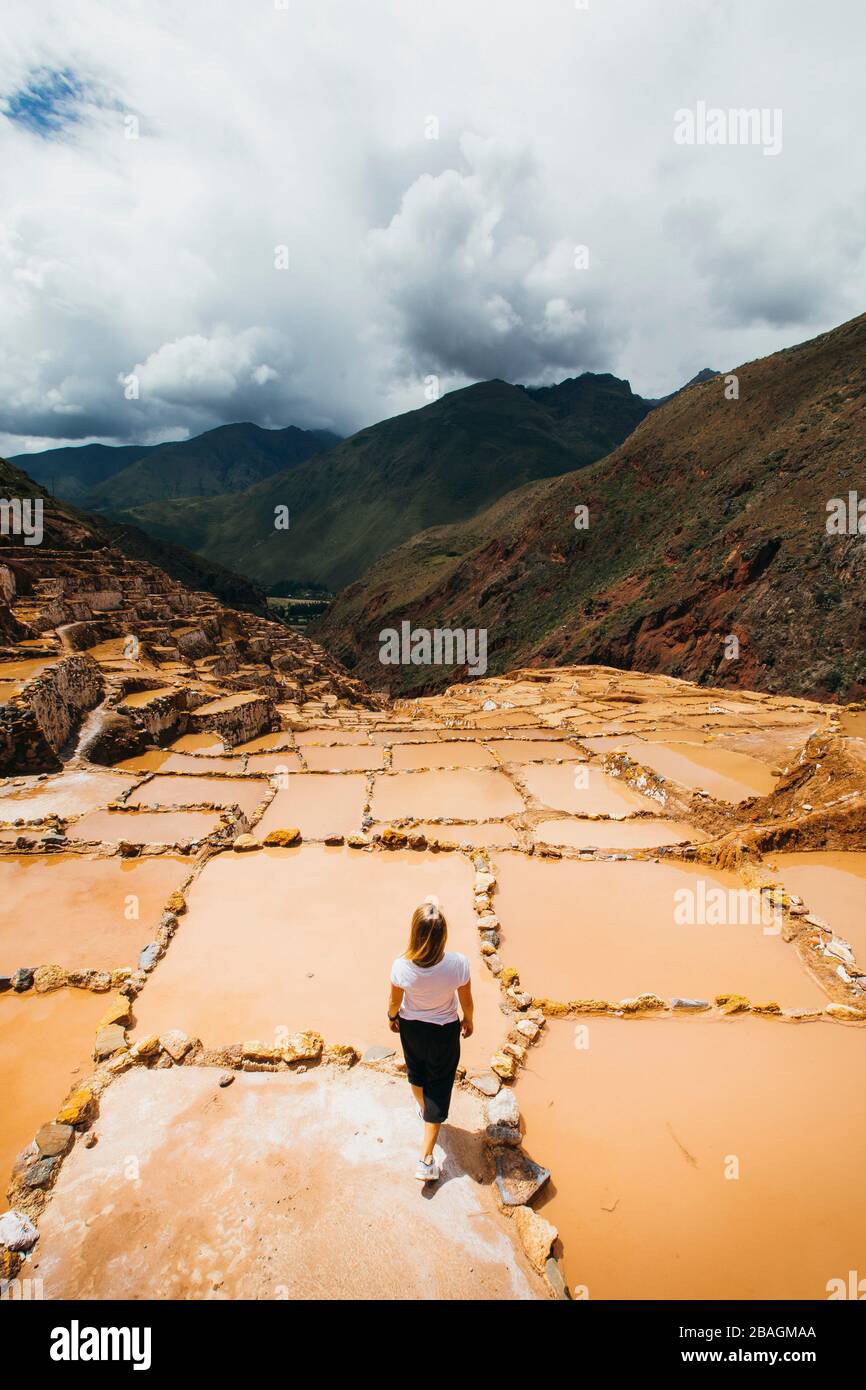 La jeune femme est debout près des célèbres mines de sel au Pérou Banque D'Images