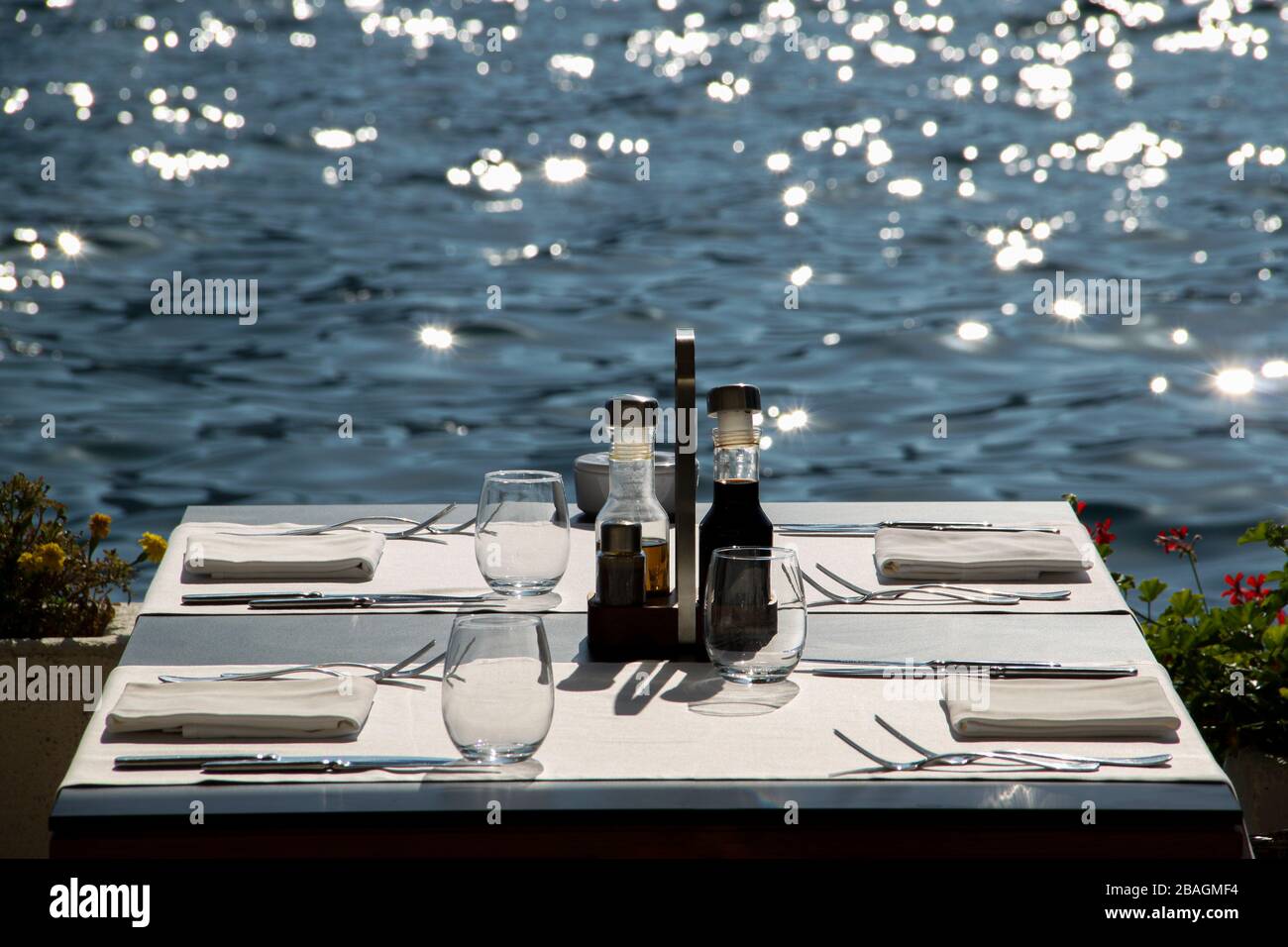 Bel endroit pour dîner au bord de la mer. Table en bordure de rive prête pour les nouveaux clients Banque D'Images