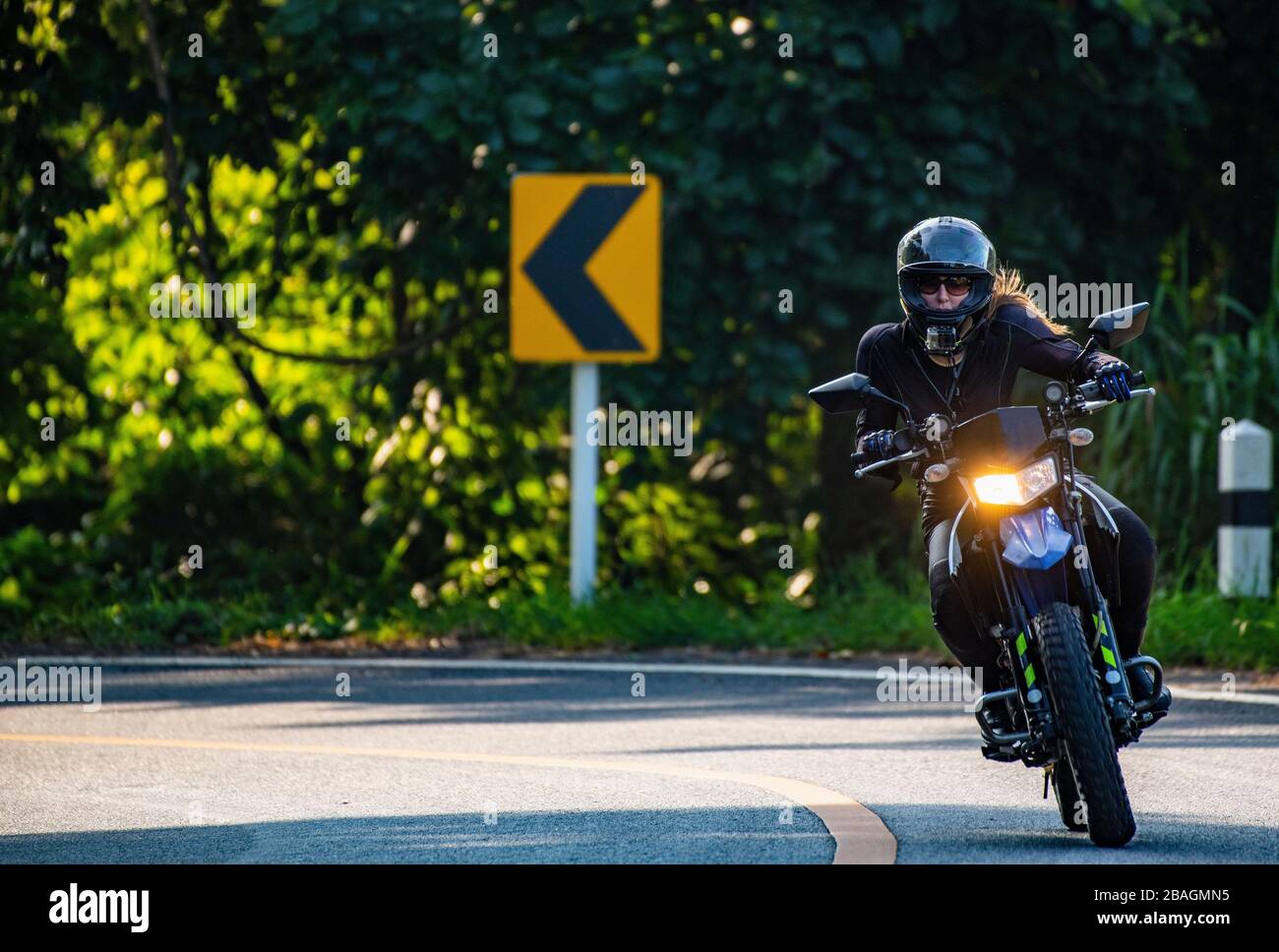 Femme à bord de sa moto tout-terrain en Thaïlande du Nord Banque D'Images