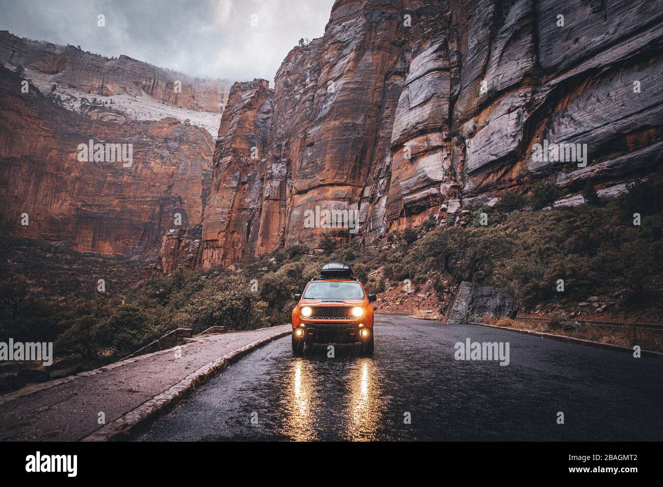 Une voiture se trouve sur la route des pluies dans le parc national de Zion, Utah Banque D'Images