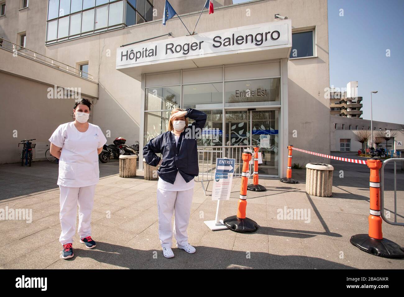 (200327) -- LILLE (FRANCE), 27 mars 2020 (Xinhua) -- les médecins portant des masques sont vus à l'extérieur de l'hôpital Roger Salengo à Lille, dans le nord de la France, le 27 mars 2020. Le nombre de cas confirmés de COVID-19 en France a augmenté de 13 pour cent en un jour pour atteindre un total de 32 964 vendredi, le 11ème jour de verrouillage national imposé pour contenir l'épidémie, a déclaré le directeur général de la santé Jerome Salomon. (Photo de Sebastien Courdji/Xinhua) Banque D'Images