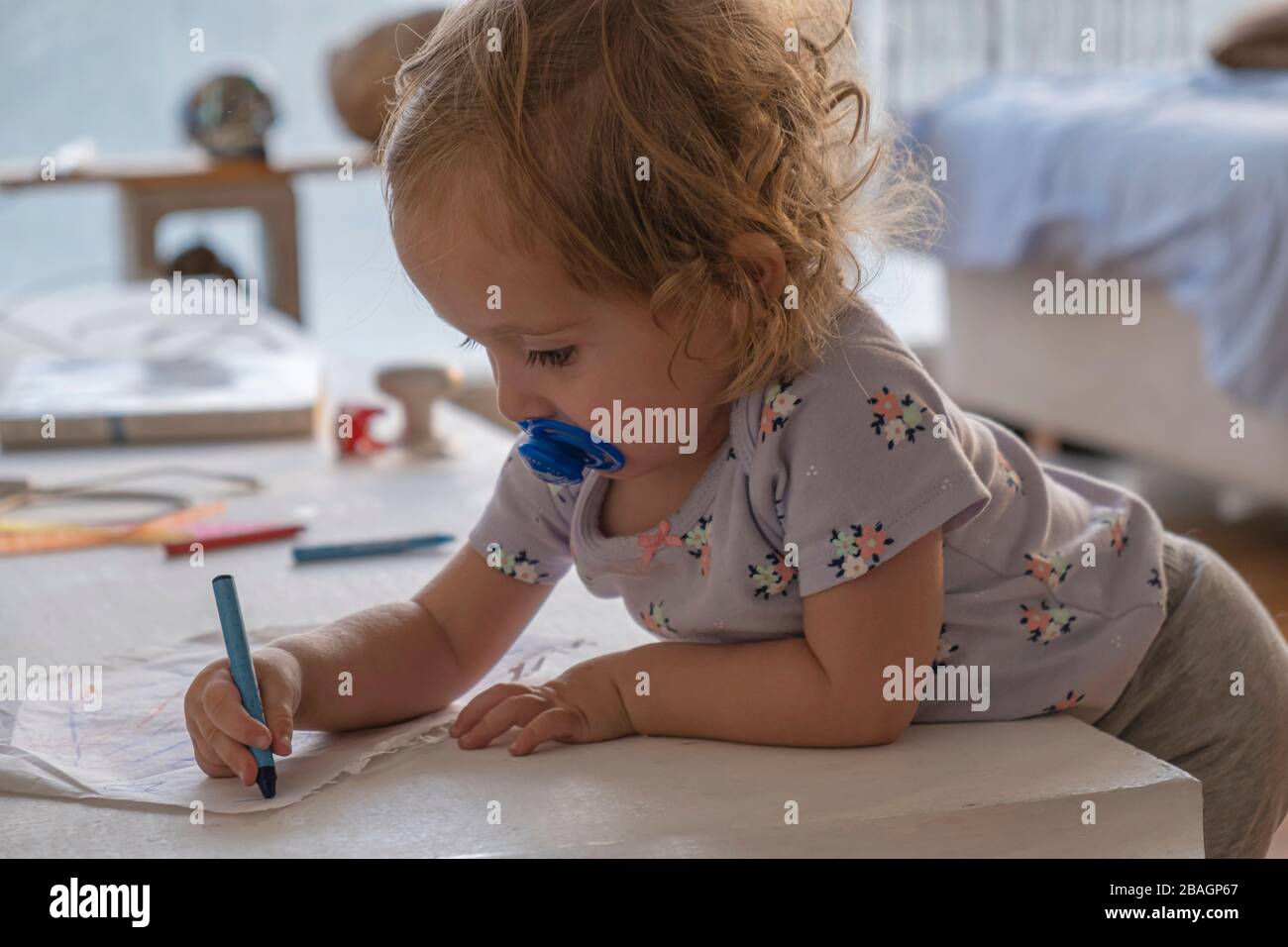 Petite fille dessin avec des couleurs dans la chambre de la maison. Banque D'Images