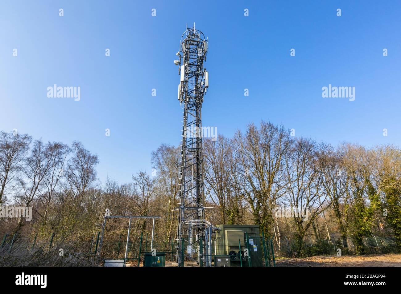 Infrastructure technologique de transmission et de réception de réseaux de téléphonie mobile : tour de télécommunications, Woking, Surrey, sud-est de l'Angleterre Banque D'Images