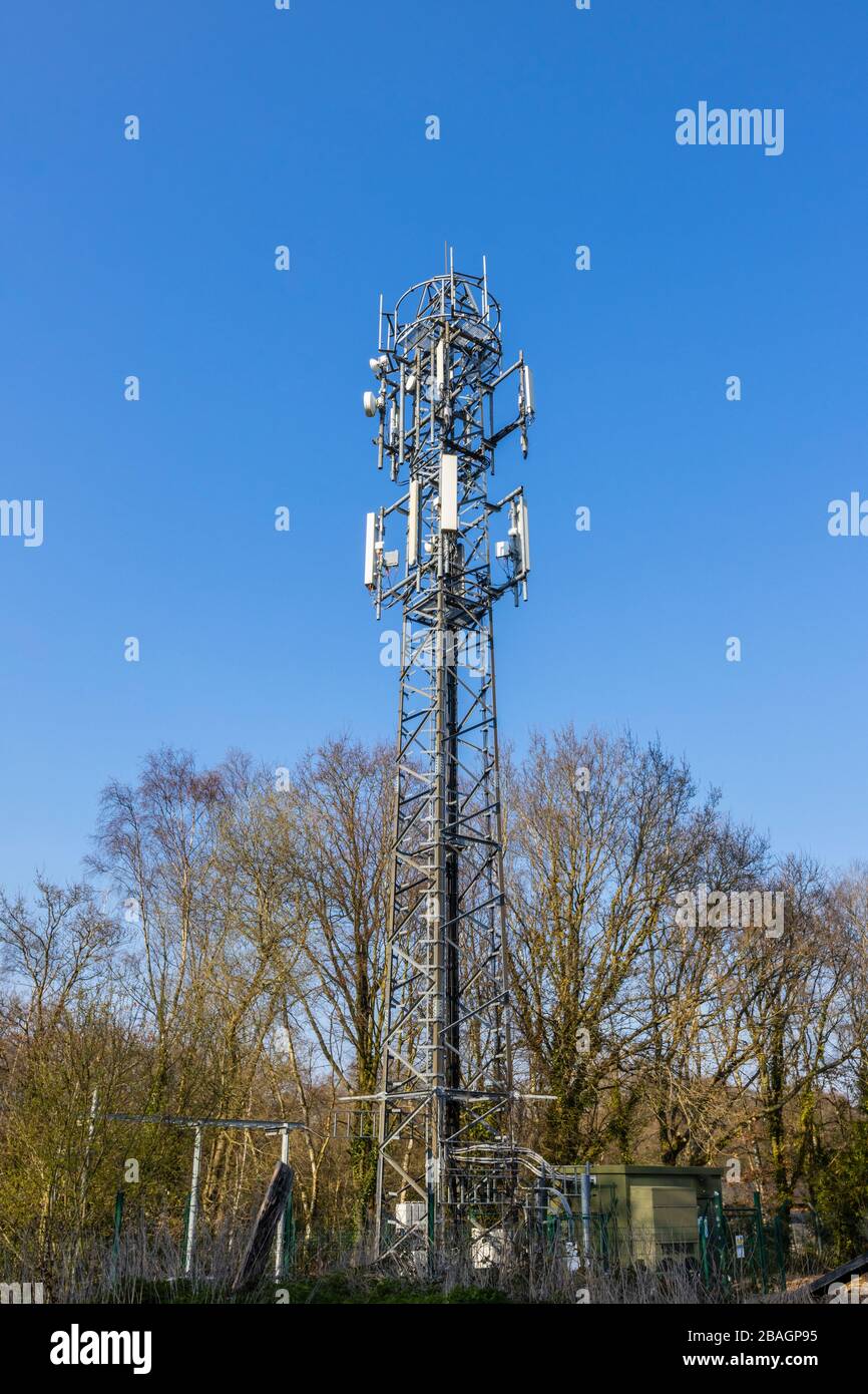 Infrastructure technologique de transmission et de réception de réseaux de téléphonie mobile : tour de télécommunications, Woking, Surrey, sud-est de l'Angleterre Banque D'Images