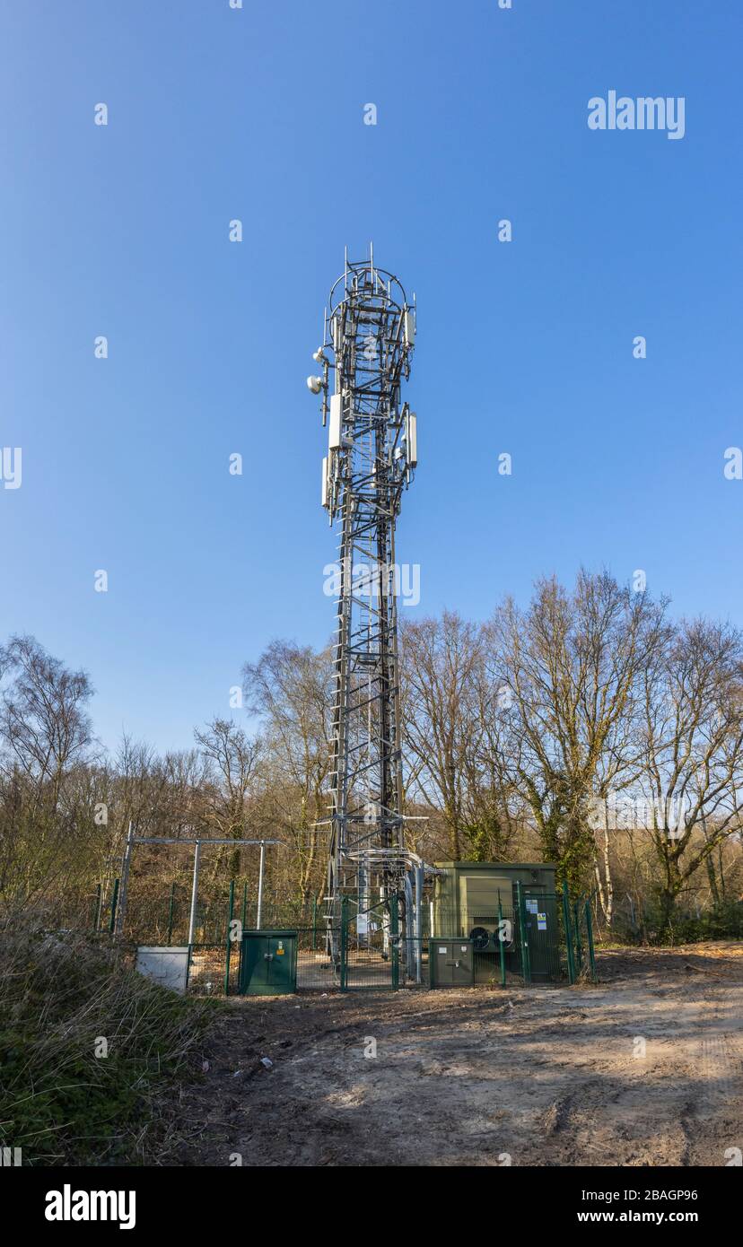 Infrastructure technologique de transmission et de réception de réseaux de téléphonie mobile : tour de télécommunications, Woking, Surrey, sud-est de l'Angleterre Banque D'Images