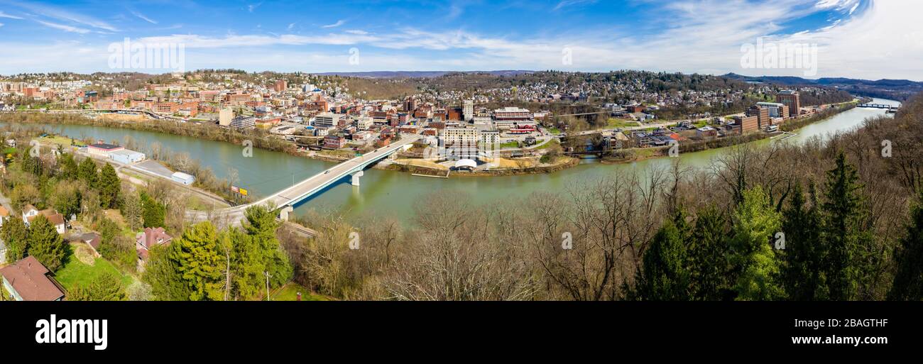 Vue panoramique sur le centre-ville de Morgantown WV et le campus de West Virginia University pris d'un drone au-dessus de la ville Banque D'Images