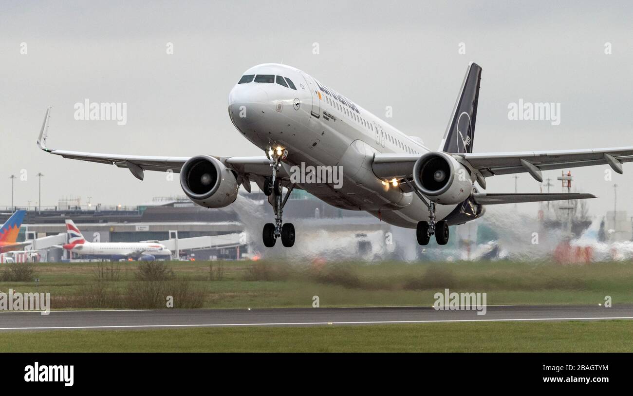 Lufthansa Airbus A 320 G-AIZZ, au départ de l'aéroport de Manchester Banque D'Images
