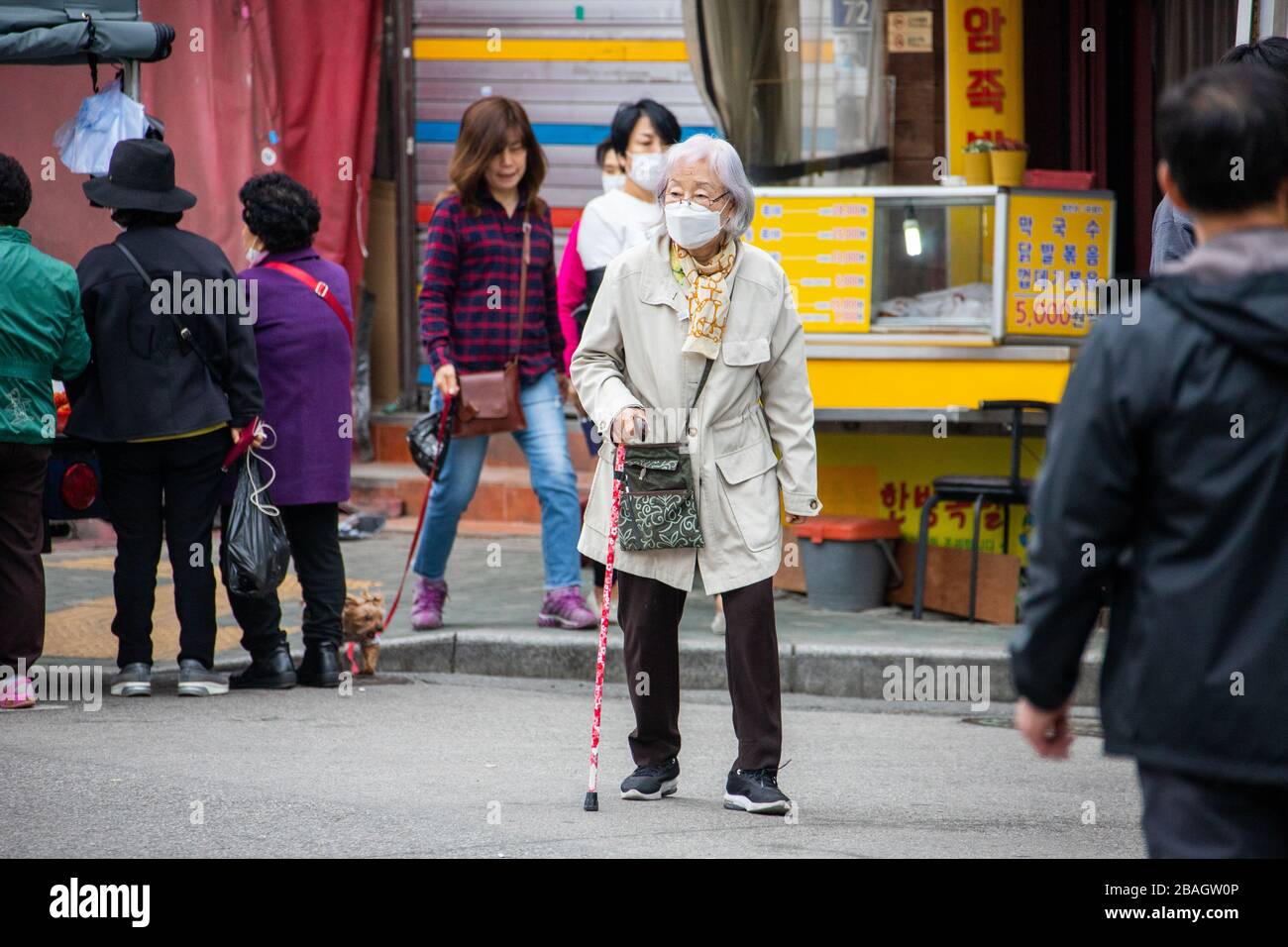 Femme âgée portant un masque pendant la pandémie de Coronavirus, Séoul, Corée Banque D'Images