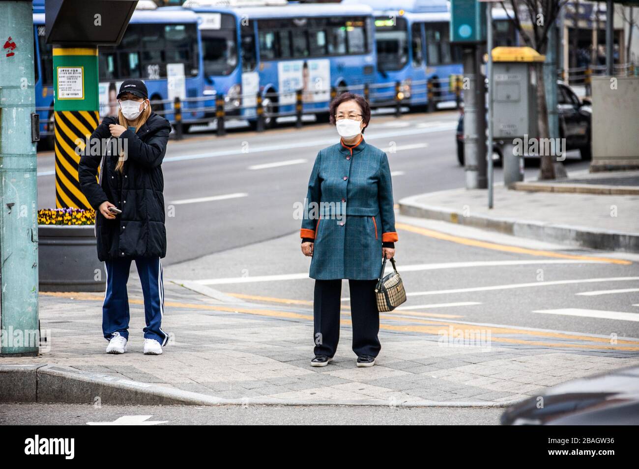 Femme portant un masque, en attendant un passage en croix lors de la pandémie de coronavirus, Séoul, Corée Banque D'Images