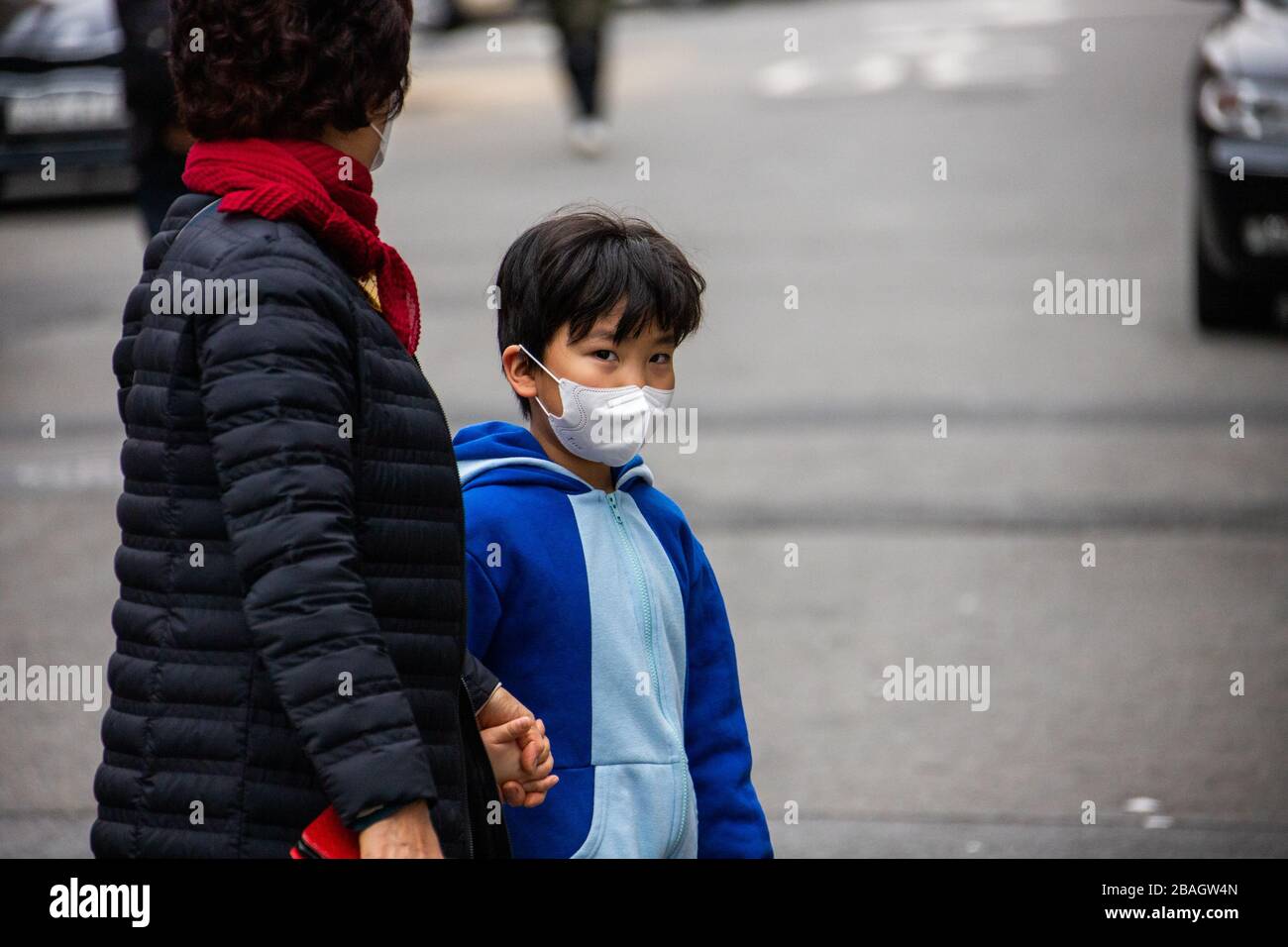 Grand-mère et petit-fils portant des masques pendant la pandémie de Coronavirus, Séoul, Corée Banque D'Images