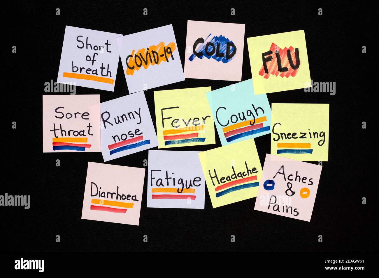 Symptômes de COVID-19, rhume et grippe communs sur des notes collantes en couleur écrites sur un fond noir. Concept de protection contre la pandémie. Banque D'Images