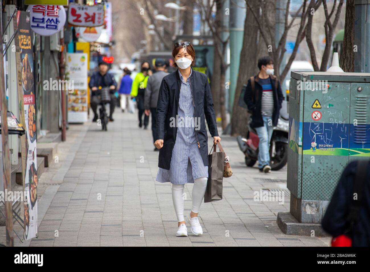 Jeune femme portant un masque pendant la pandémie de Coronavirus, Séoul, Corée Banque D'Images