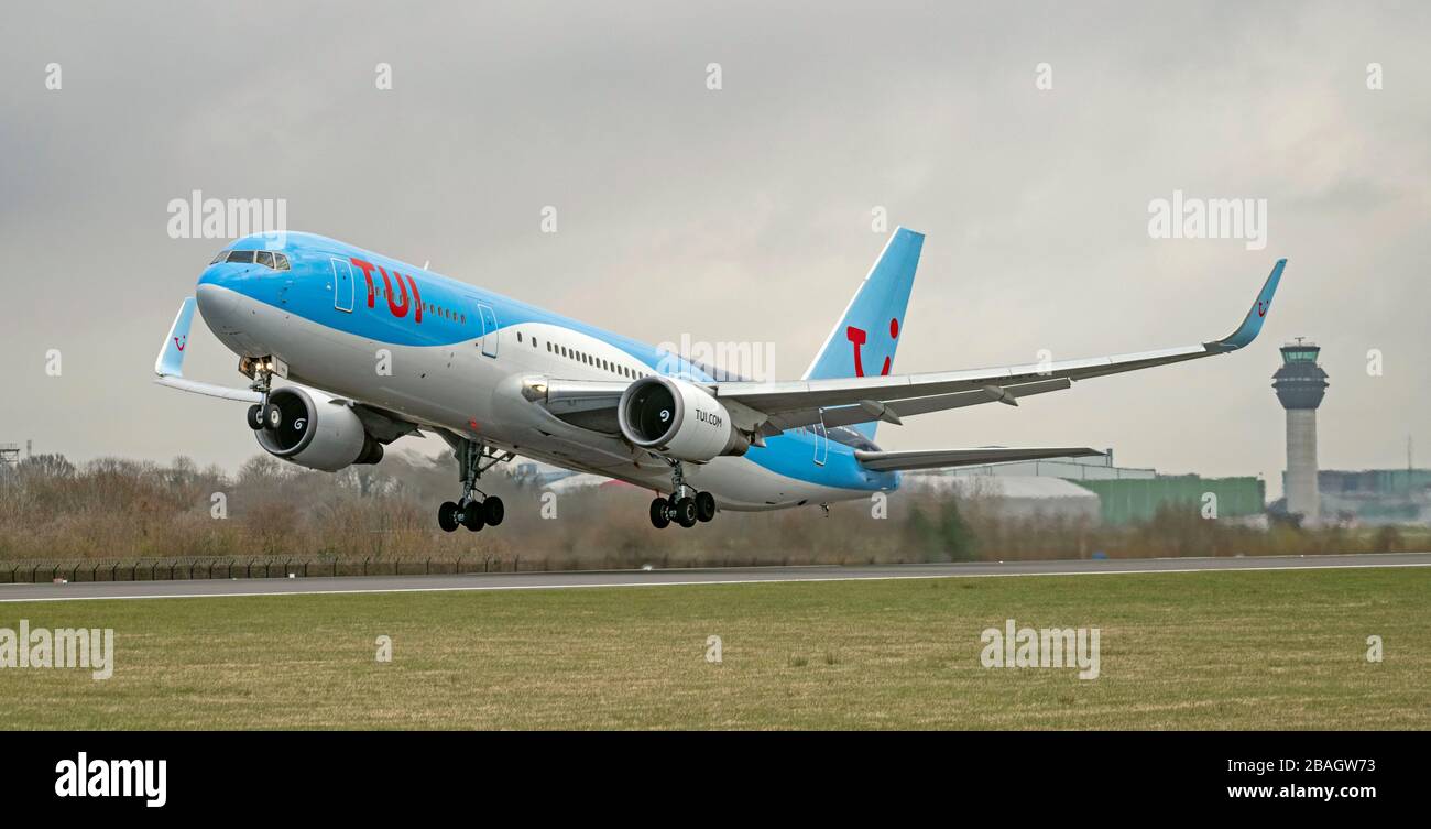 TUI Boeing 767-300 au départ de l'aéroport de Manchester (G-OBYH) Banque D'Images
