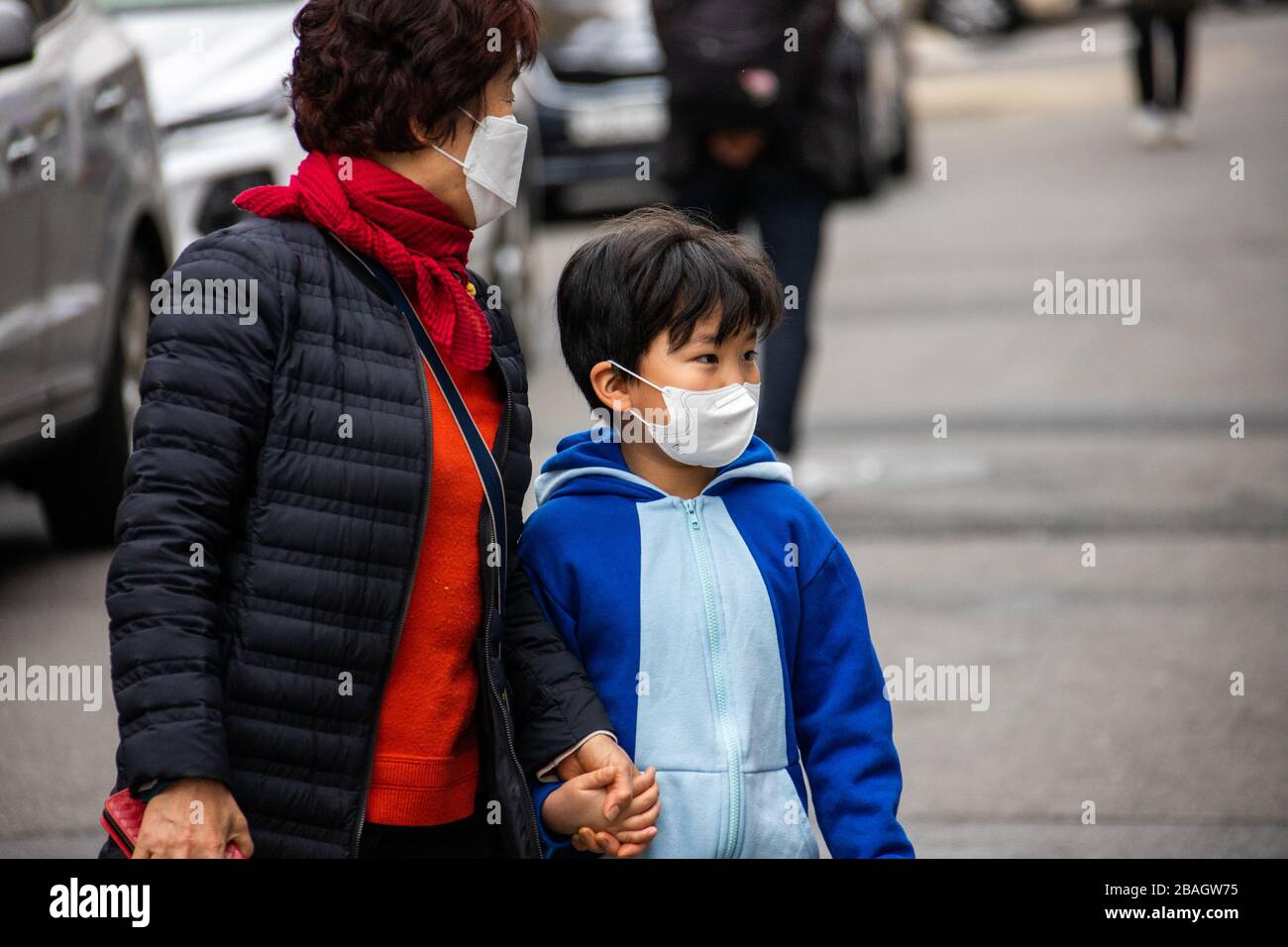 Grand-mère et petit-fils portant des masques pendant la pandémie de Coronavirus, Séoul, Corée Banque D'Images
