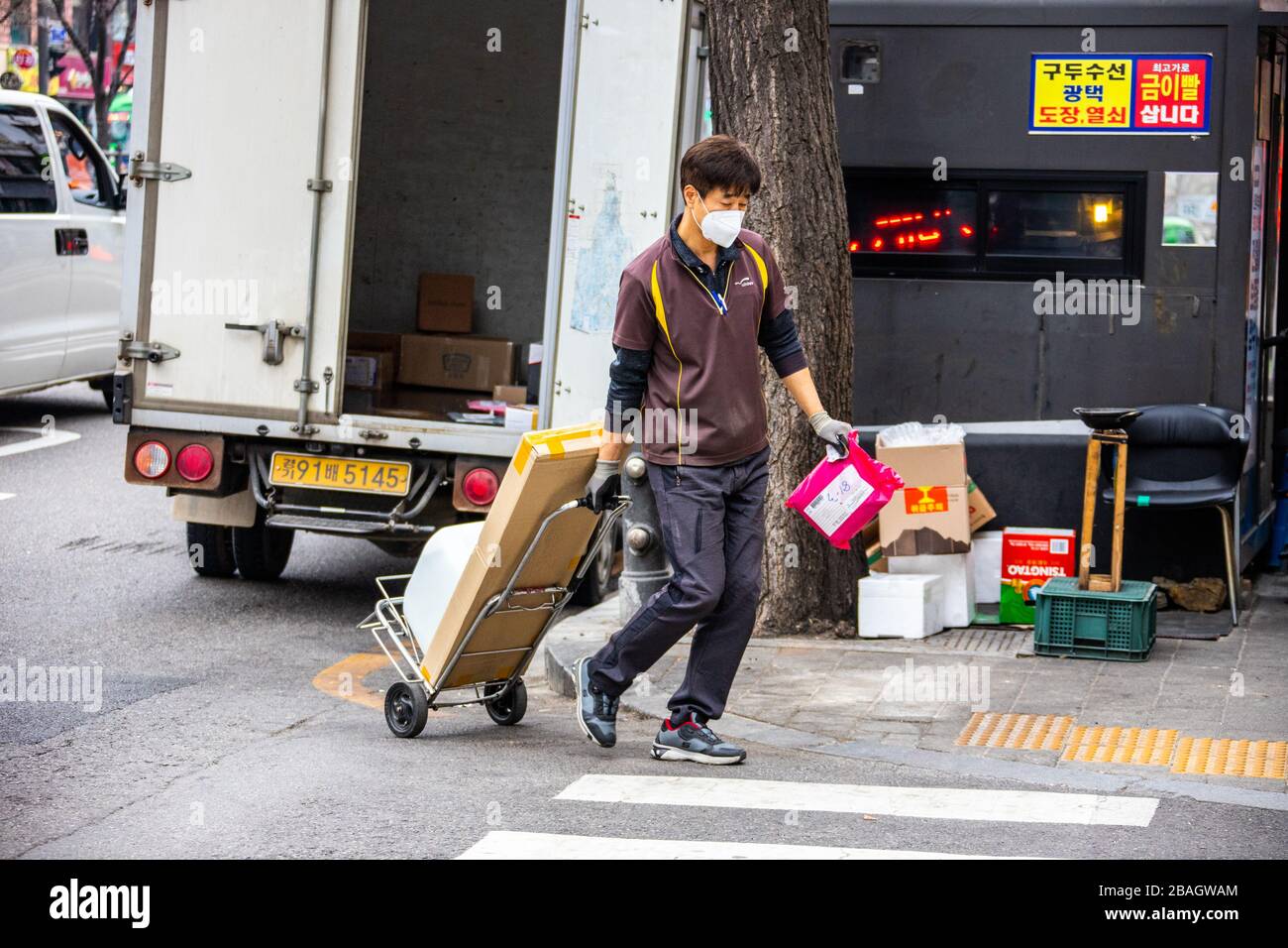 Homme faisant une livraison portant un masque pendant la pandémie de Coronavirus, Séoul, Corée Banque D'Images