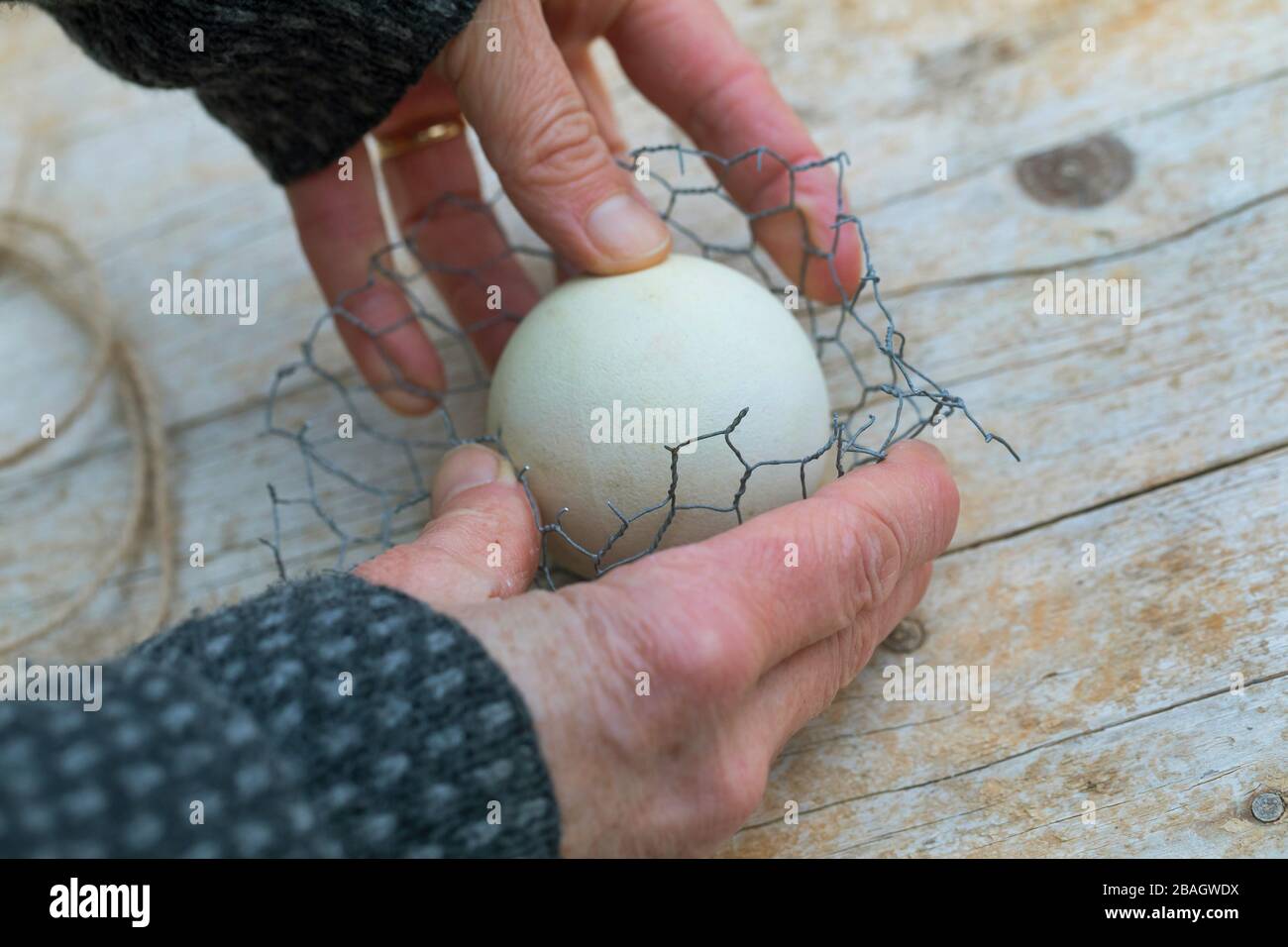 Fabrication d'un support pour boules de graisse, série photo 4/6, Allemagne Banque D'Images