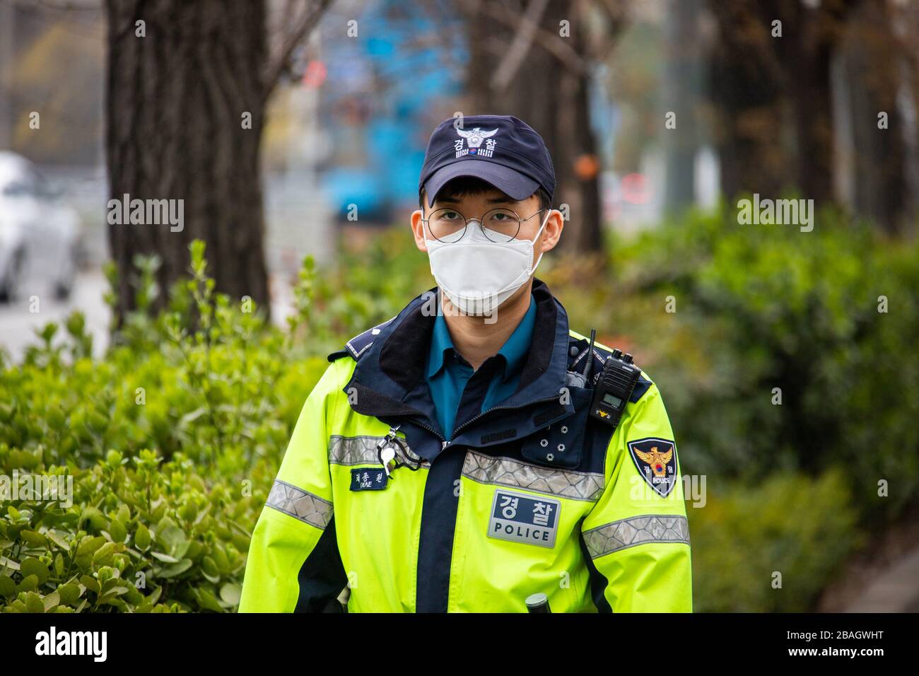 Policier portant un masque pendant la pandémie de Coronavirus, Séoul, Corée Banque D'Images