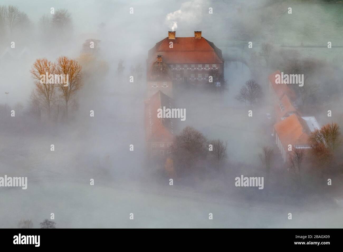 , brume matinale au-dessus de la rivière Lippe au château d'Oberwerries à Hamm, 11.12.2013, vue aérienne, Allemagne, Rhénanie-du-Nord-Westphalie, région de la Ruhr, Hamm Banque D'Images