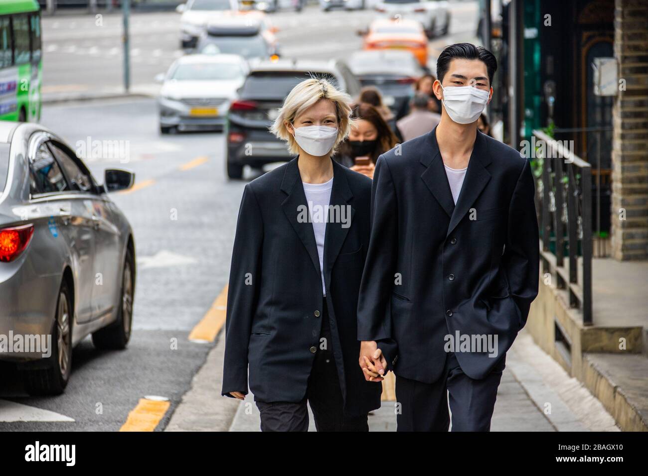 Un jeune couple séduisant porte des masques pendant la pandémie de Coronavirus, Séoul, Corée Banque D'Images