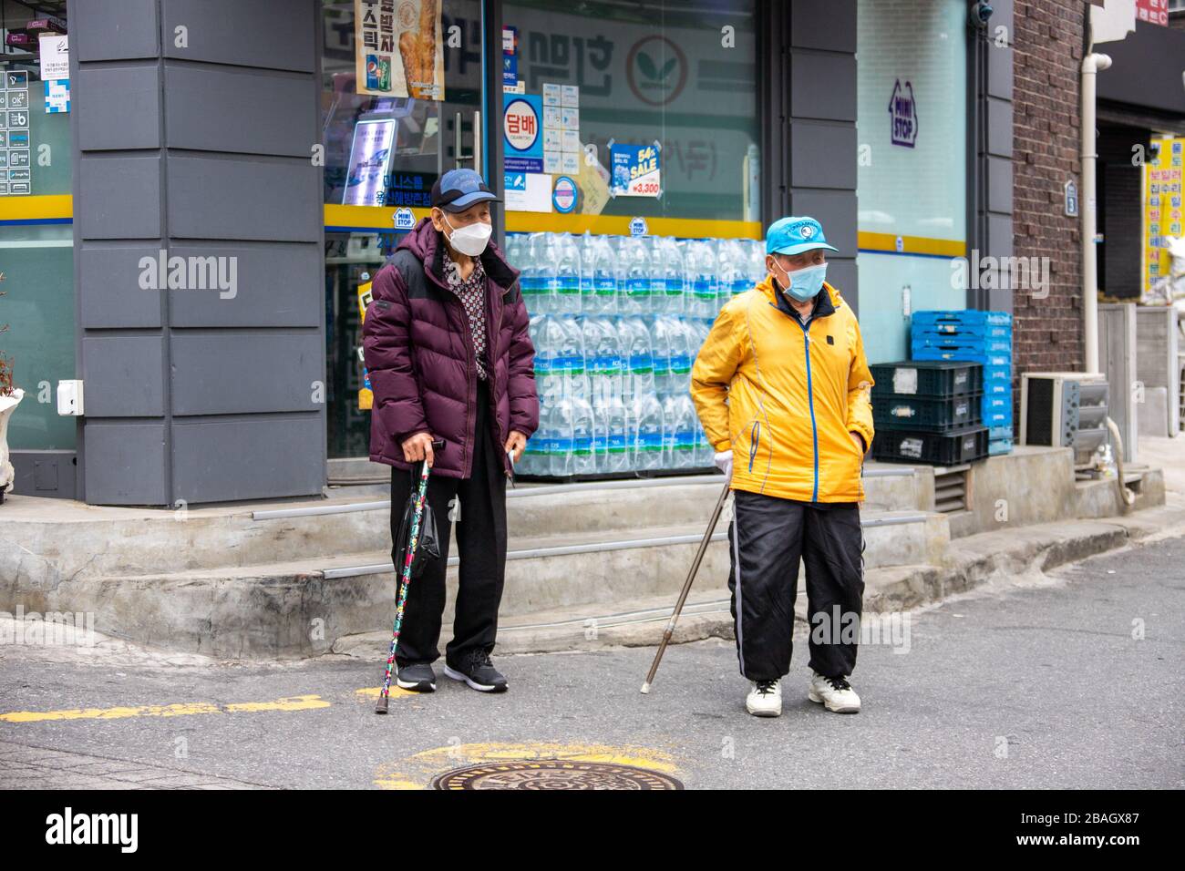 Des hommes âgés portant des masques de protection lors de la pandémie de Coronavirus à Séoul, en Corée du Sud Banque D'Images