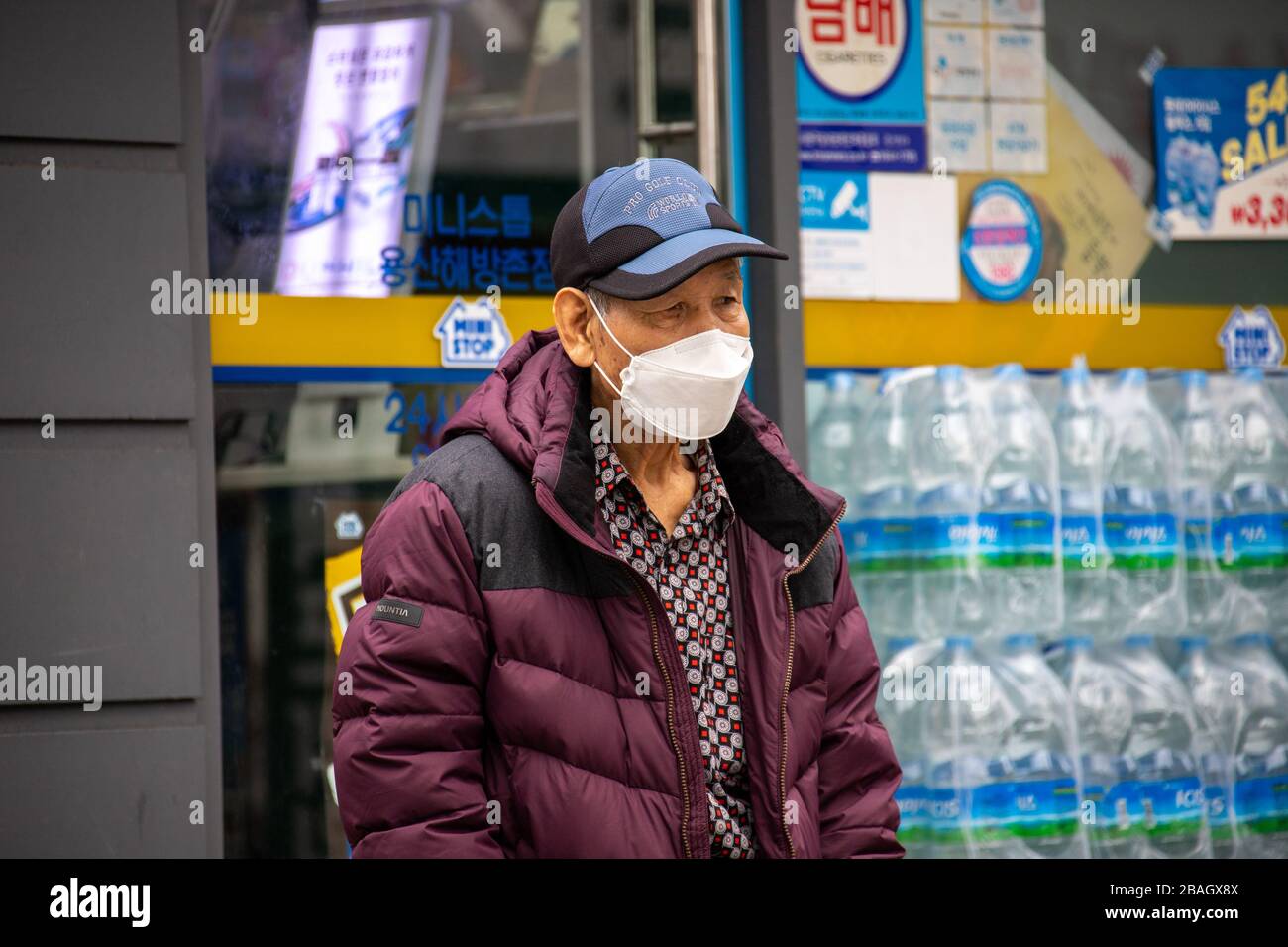Homme âgé portant un masque de protection lors de la pandémie de coronavirus à Séoul, en Corée du Sud Banque D'Images