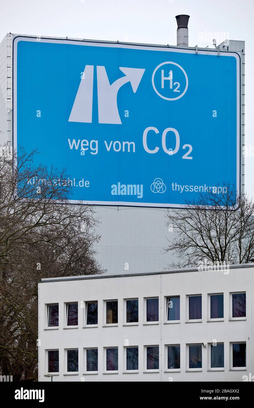 Affiche grand format près de l'autoroute A 40, de CO 2 à H 2, Klimastahl, usine de ThyssenKrupp Steel Europe, Allemagne, Rhénanie-du-Nord-Westphalie, Ruhr Area, Bochum Banque D'Images