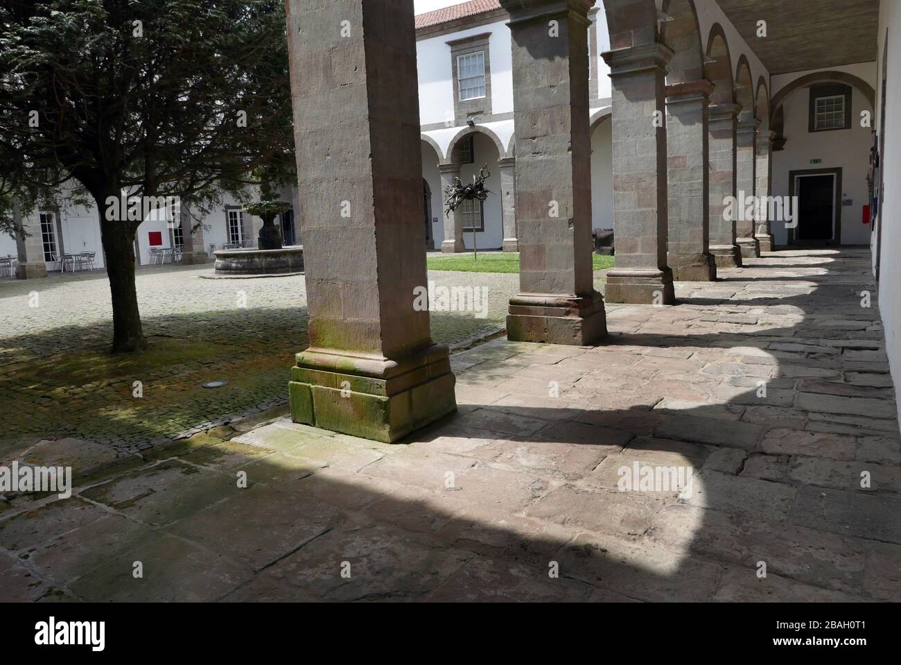 Les cloîtres de l'église Saint François à Angra do Heroísmo sur Terceira dans les Açores maintenant un musée. Banque D'Images