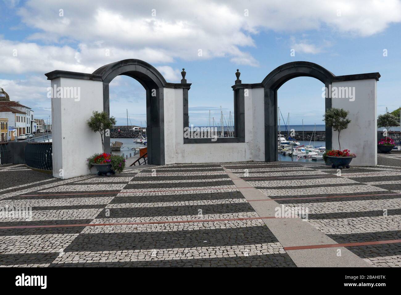 Arches donnant sur le port d'Angra do Heroísmo dans l'archipel des Açores. Banque D'Images