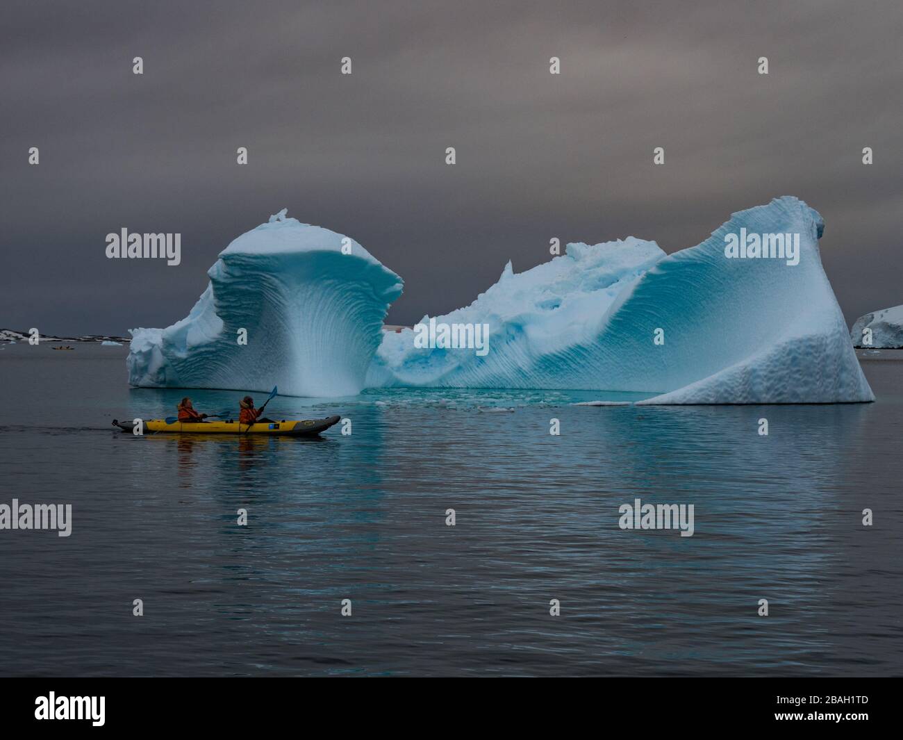 Kayak dans le paysage incroyable de la Manche Lemaire, Antarctique Banque D'Images