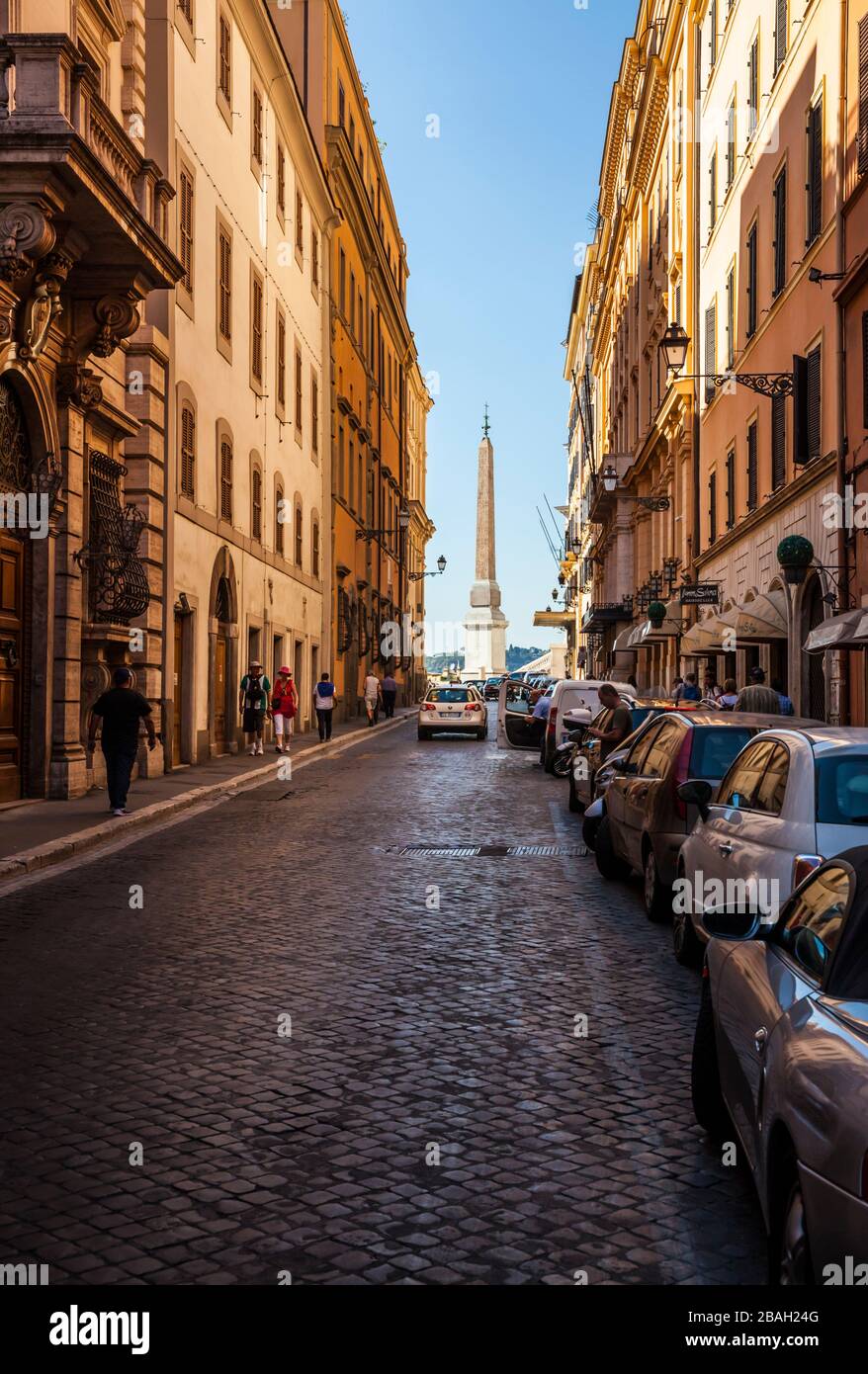 Vue sur une rue de Rome, Italie vers les marches espagnoles et Obélisque Sallustiano. Banque D'Images