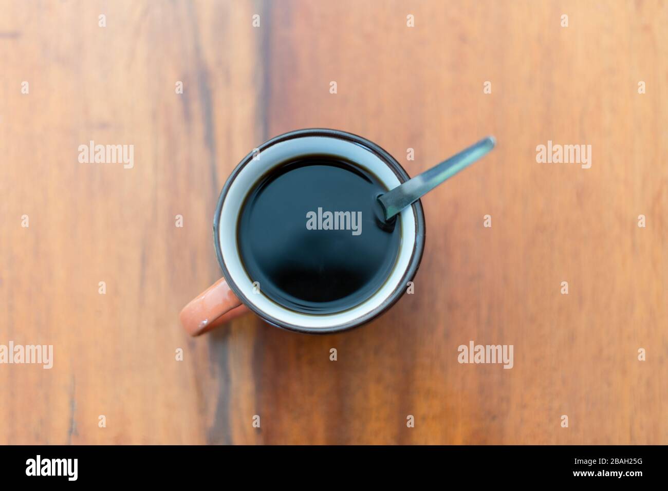 Tasse de café noir brassé sur la table en bois. Banque D'Images
