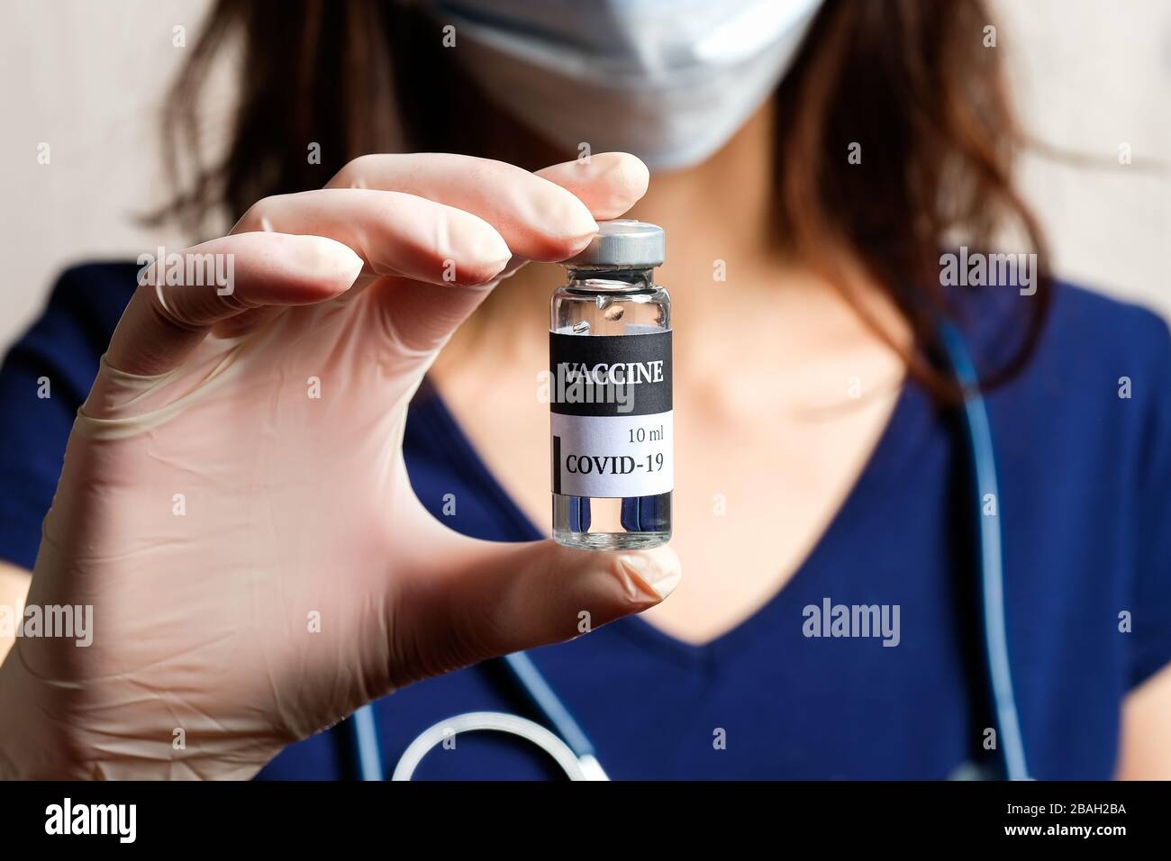 Flacon de vaccin COVID-19 de coronavirus dans les mains des infirmières. Concept de traitement du coronavirus. Banque D'Images