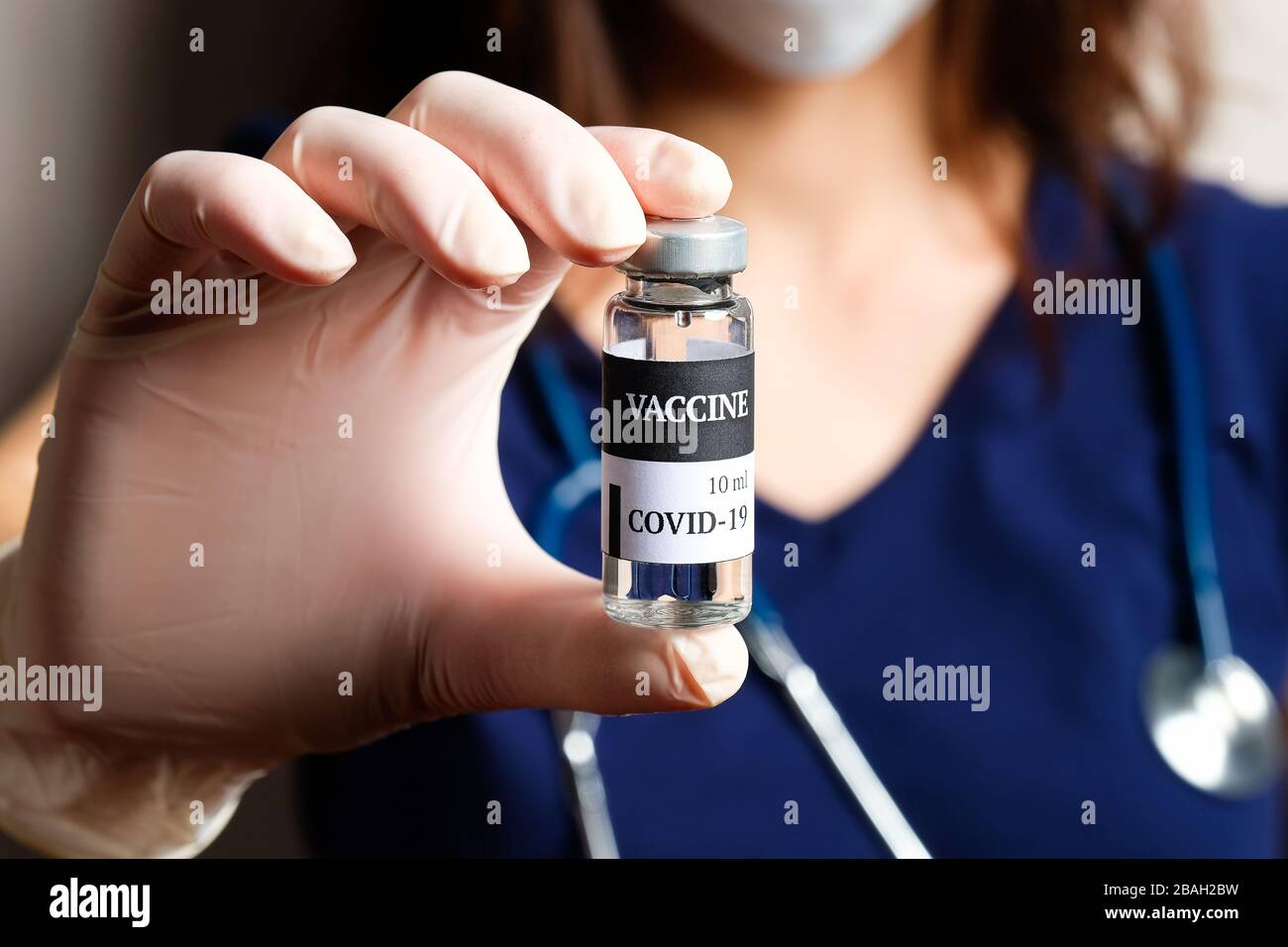 Flacon de vaccin COVID-19 de coronavirus dans les mains des infirmières. Concept de traitement du coronavirus Banque D'Images