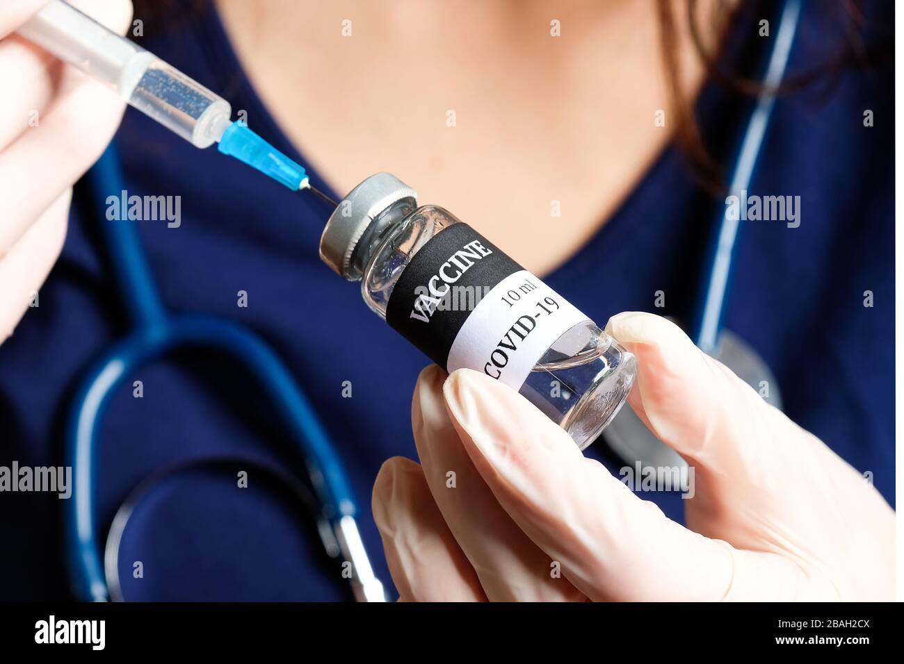 Flacon de vaccin COVID-19 pour coronavirus et seringue dans les mains des infirmières. Concept de traitement du coronavirus. Banque D'Images