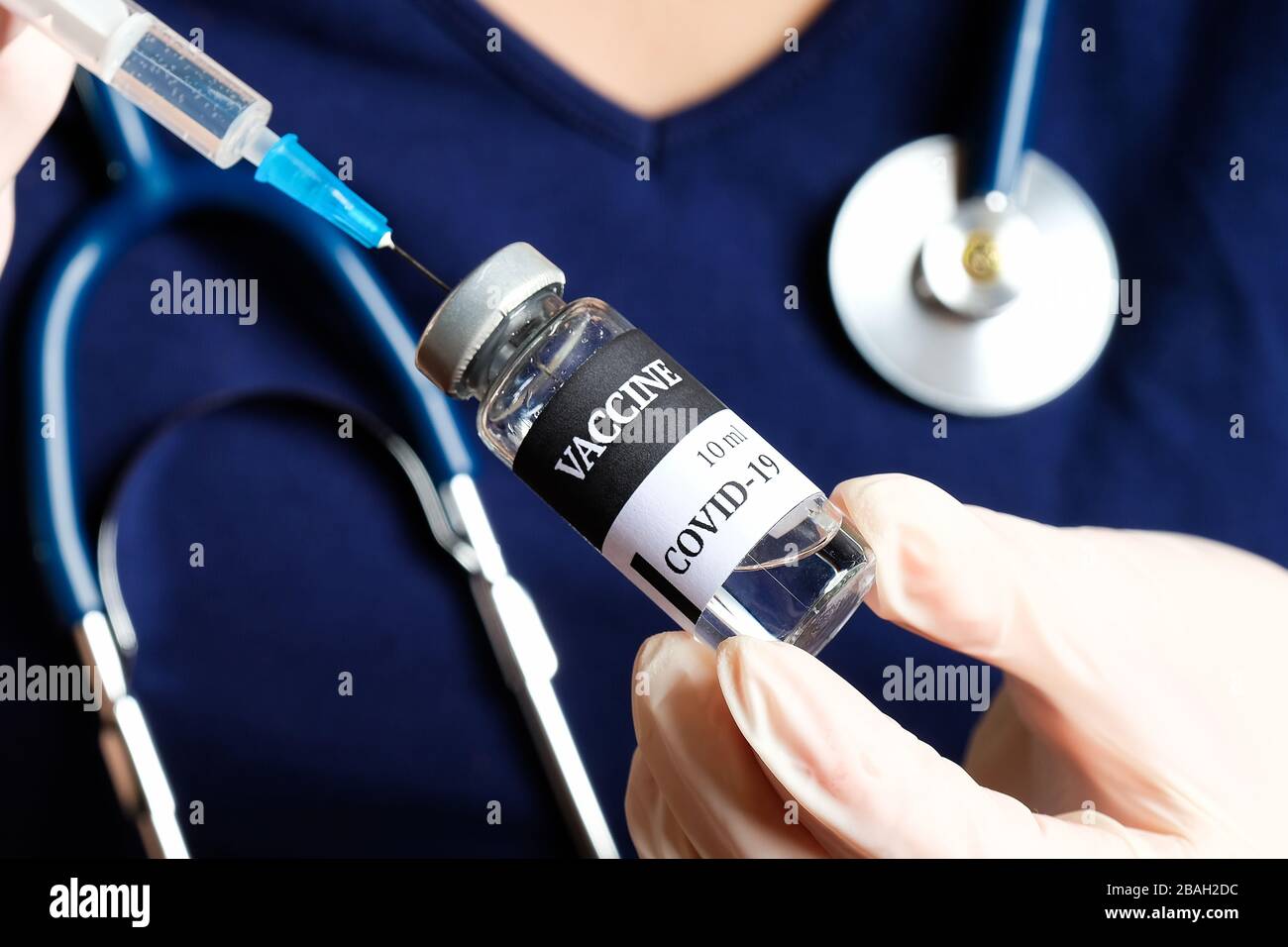 Flacon de vaccin COVID-19 pour coronavirus et seringue dans les mains des infirmières. Concept de traitement du coronavirus. Banque D'Images